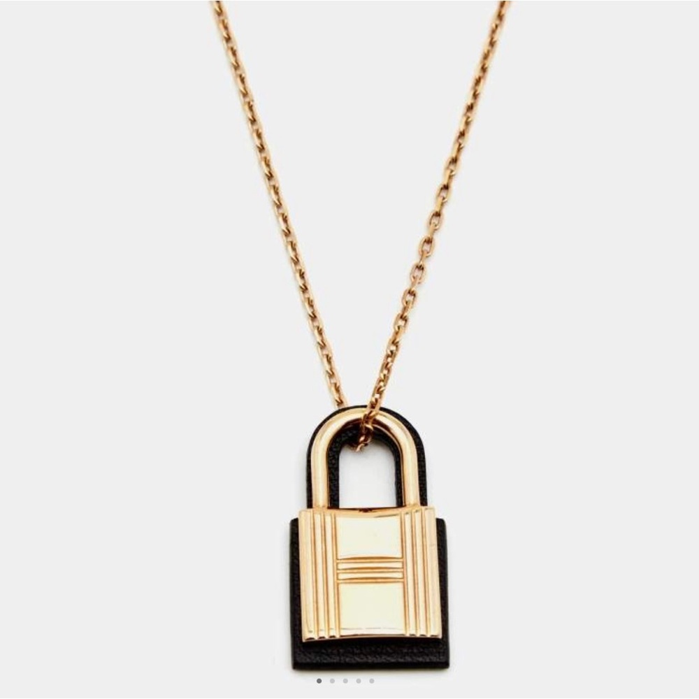 HERMÈS RETIRED PIECE Authentic O'Kelly pendant, small model black gold